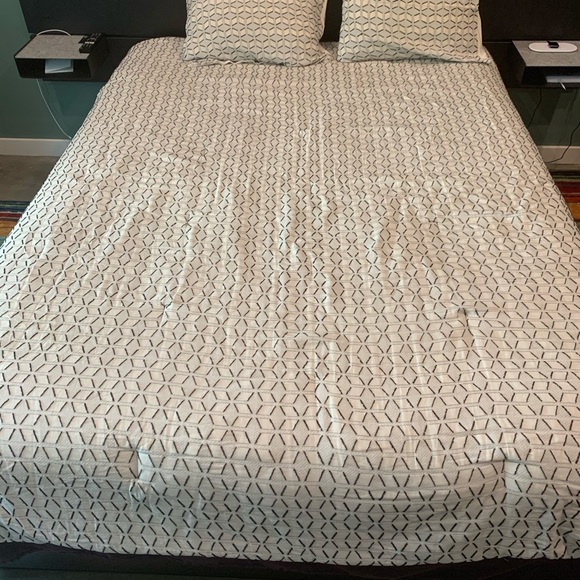 Full Sized Comforter Set with 2 Pillow Shams - Picture 6 of 6